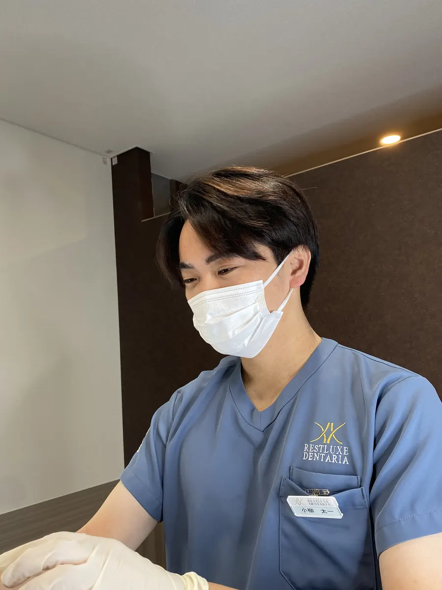 診療にあたる小柳太一医師(RESTLUXE MEDICAL 院内)